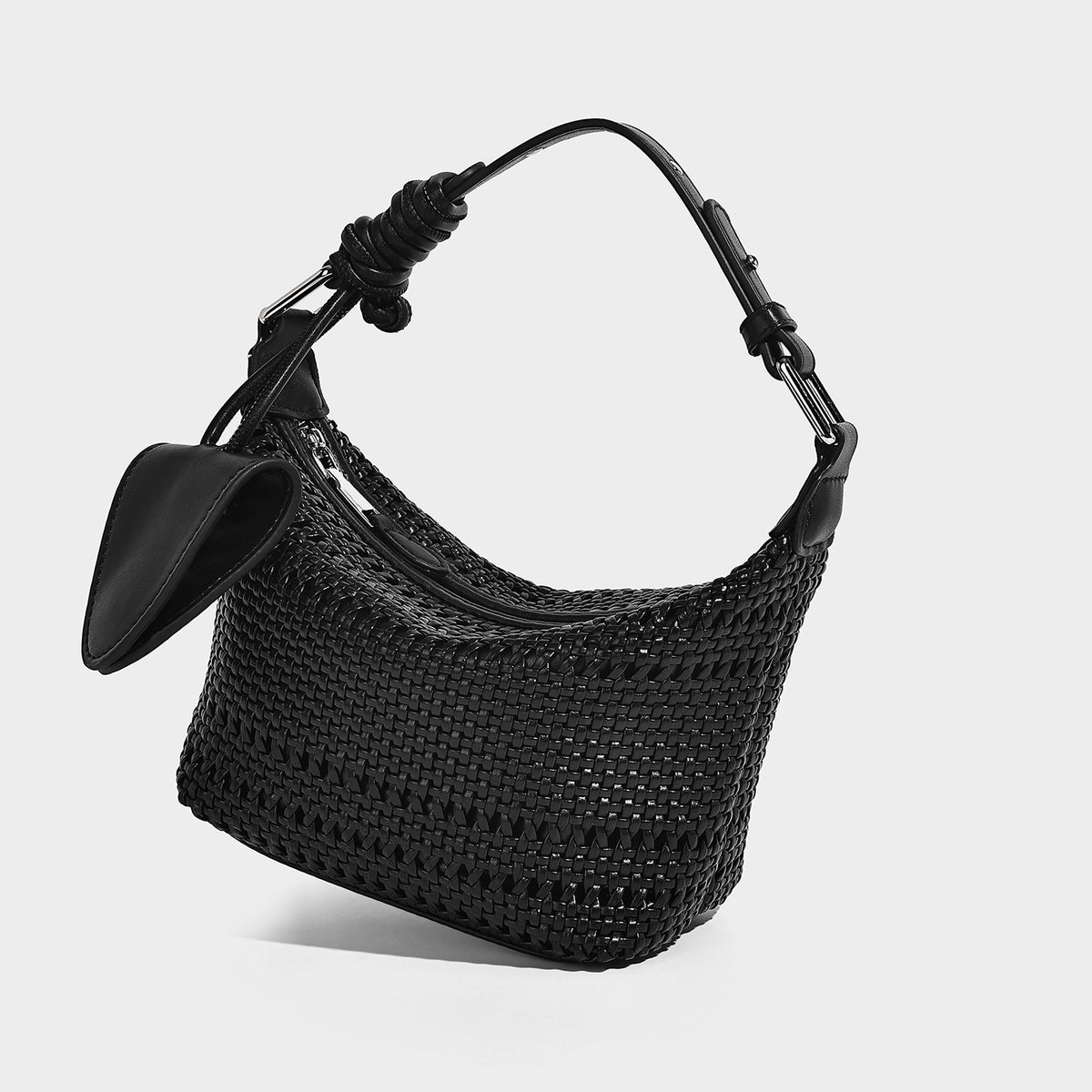 Kleine gewebte Hobo-Schultertasche in Gitteroptik mit sichelförmiger Silhouette, Reißverschluss oben, silberfarbenen Beschlägen und verstellbarem, Detail