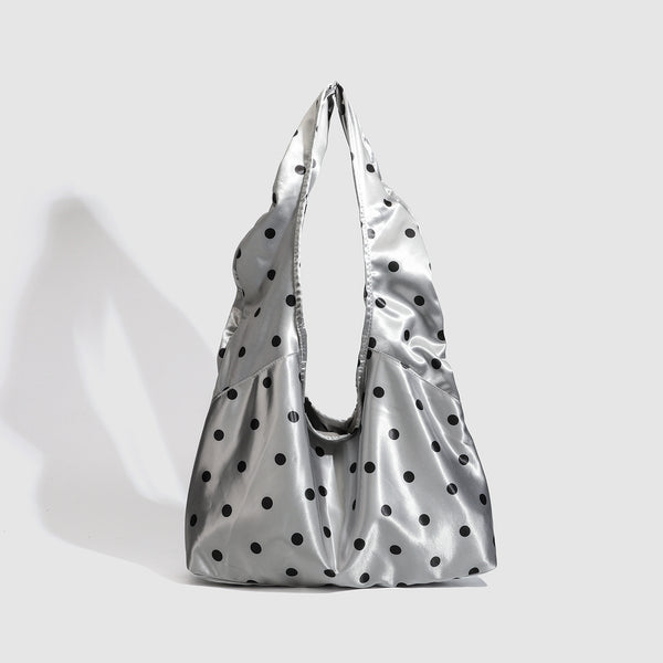 Ovale Tote-Schultertasche in silberfarbener Satinoptik mit schwarzem Punkteprint, Druckverschluss und langen integrierten Trägern, Detailansicht 6