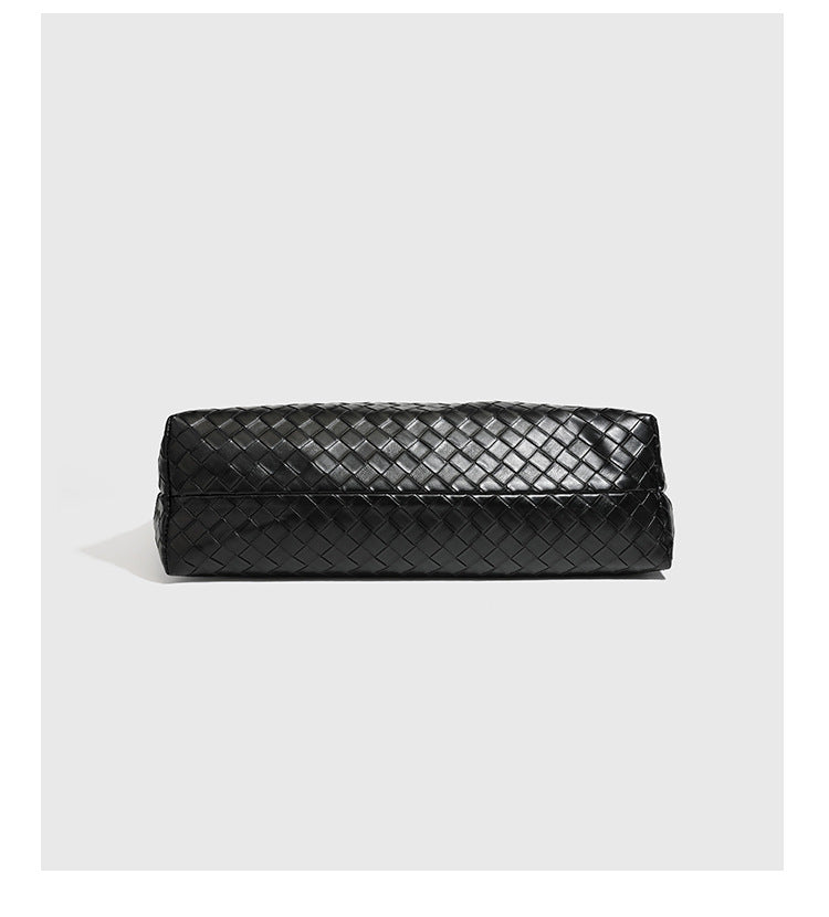 Große schwarze gewebte Schultertasche in Lederoptik mit geflochtenem Henkel, Überschlagverschluss und verstellbarem Crossbody-Riemen, Detailansicht
