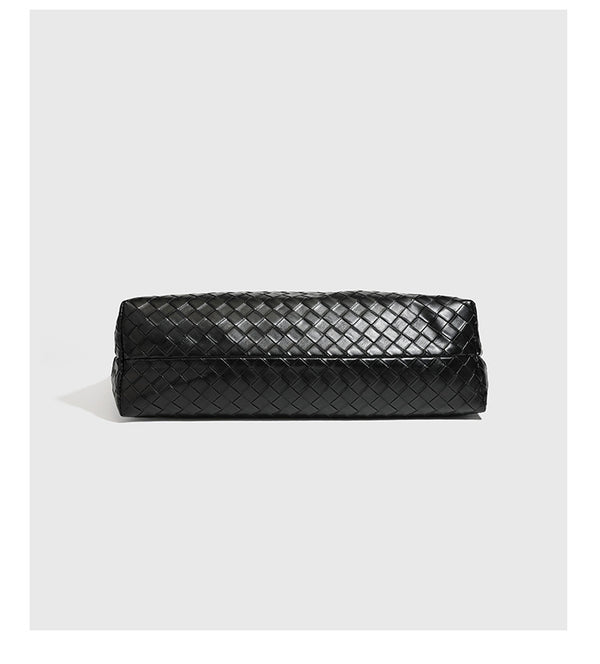 Große schwarze gewebte Schultertasche in Lederoptik mit geflochtenem Henkel, Überschlagverschluss und verstellbarem Crossbody-Riemen, Detailansicht