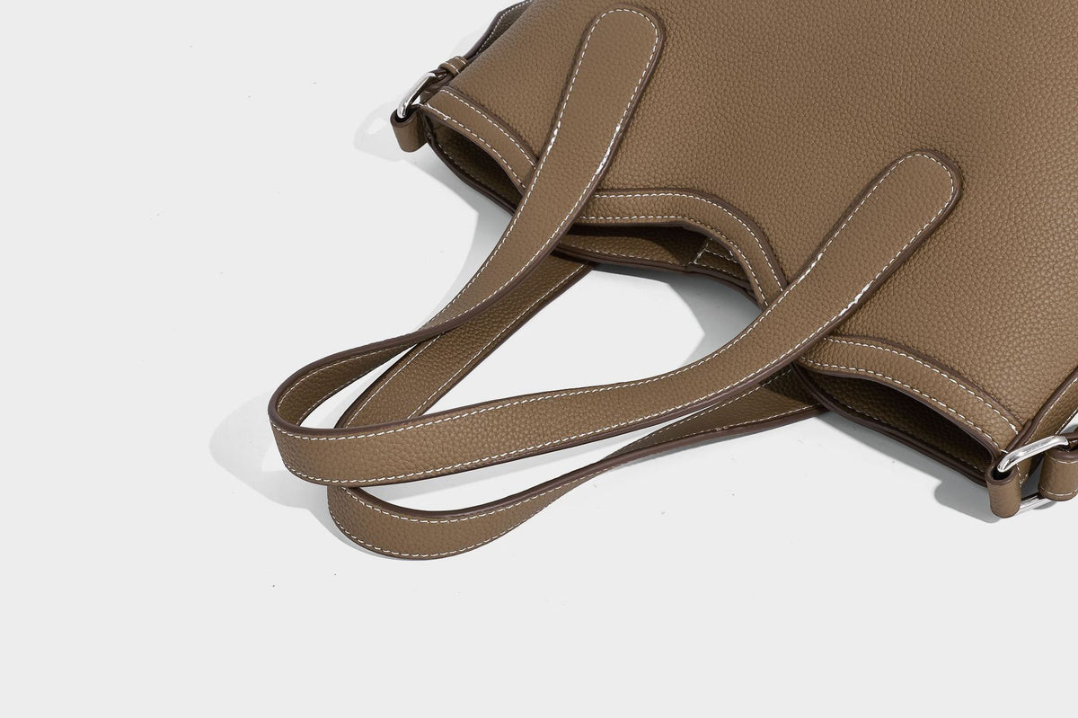 Formstabiler Shopper mit genarbter Oberfläche in Karamellbraun, zwei Henkeln, abnehmbarem Crossbody-Riemen und abnehmbarem Reißverschluss