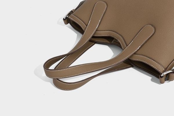 Formstabiler Shopper mit genarbter Oberfläche in Karamellbraun, zwei Henkeln, abnehmbarem Crossbody-Riemen und abnehmbarem Reißverschluss