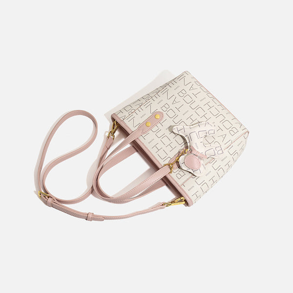 Kleine strukturierte Mini-Tote-Bag mit Logoprint, zartrosa Besatz, goldfarbenen Beschlägen, zwei oberen Henkeln und baumelndem Bärenanhänger