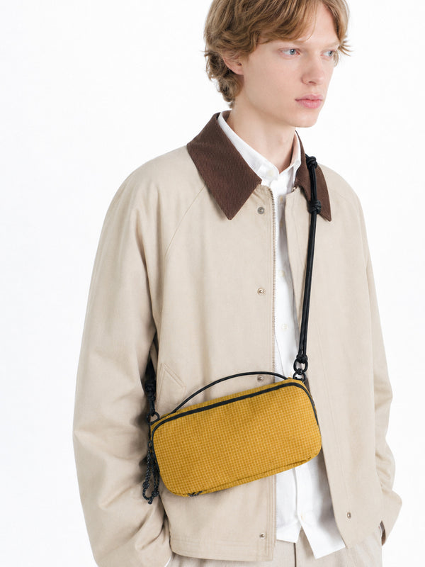 Kompakte rechteckige Nylon-Crossbody-Bag mit Reißverschluss oben, geknotetem verstellbarem Riemen und kurzem Tragegriff, Detailansicht 12