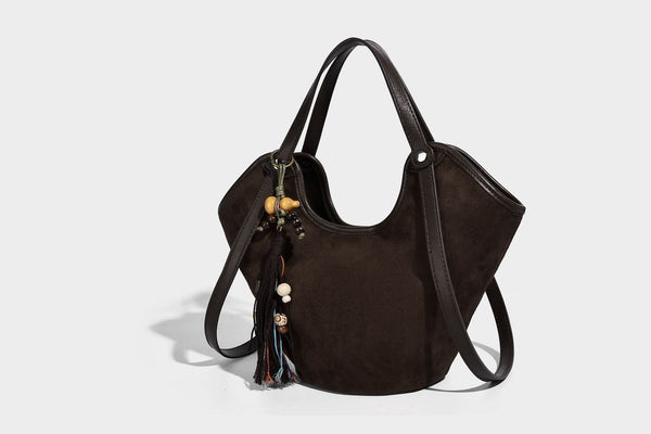 Dunkelbraune Hobo-Schultertasche mit matter Velourslederoptik, geschwungener Silhouette mit offenem oberen Abschluss, zwei Schulterriemen und abnehmbarem
