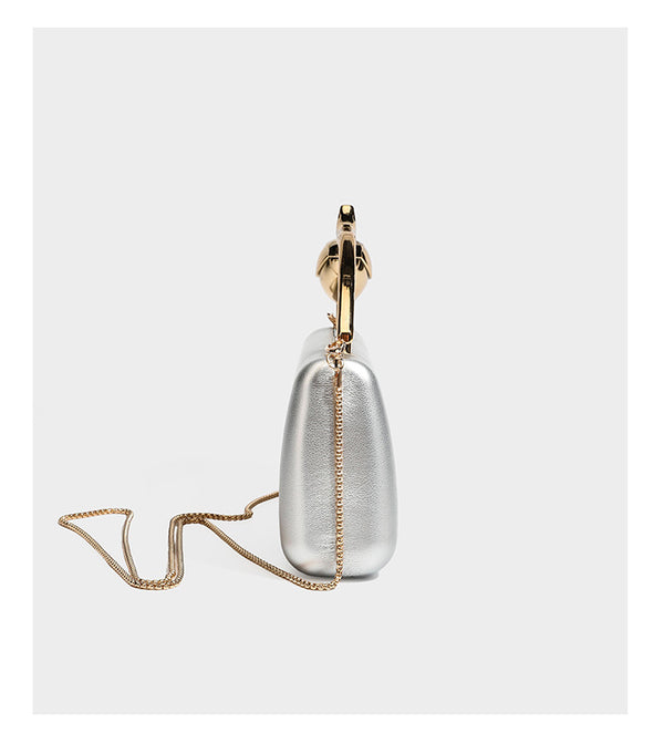 Formstabile, rechteckige Clutch mit Henkel in Rosenknospenform in Goldoptik und abnehmbarem Kettenriemen in Metallic-Optik, Detail