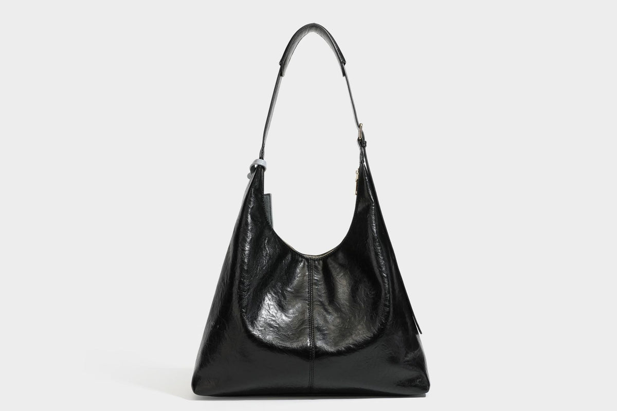 Große dunkelbraune, glänzende, geknautschte Hobo-Schultertasche mit Reißverschluss, goldfarbenen Metalldetails, verstellbarem Trageriemen und Hellblau