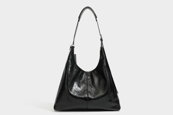 Große dunkelbraune, glänzende, geknautschte Hobo-Schultertasche mit Reißverschluss, goldfarbenen Metalldetails, verstellbarem Trageriemen und Hellblau