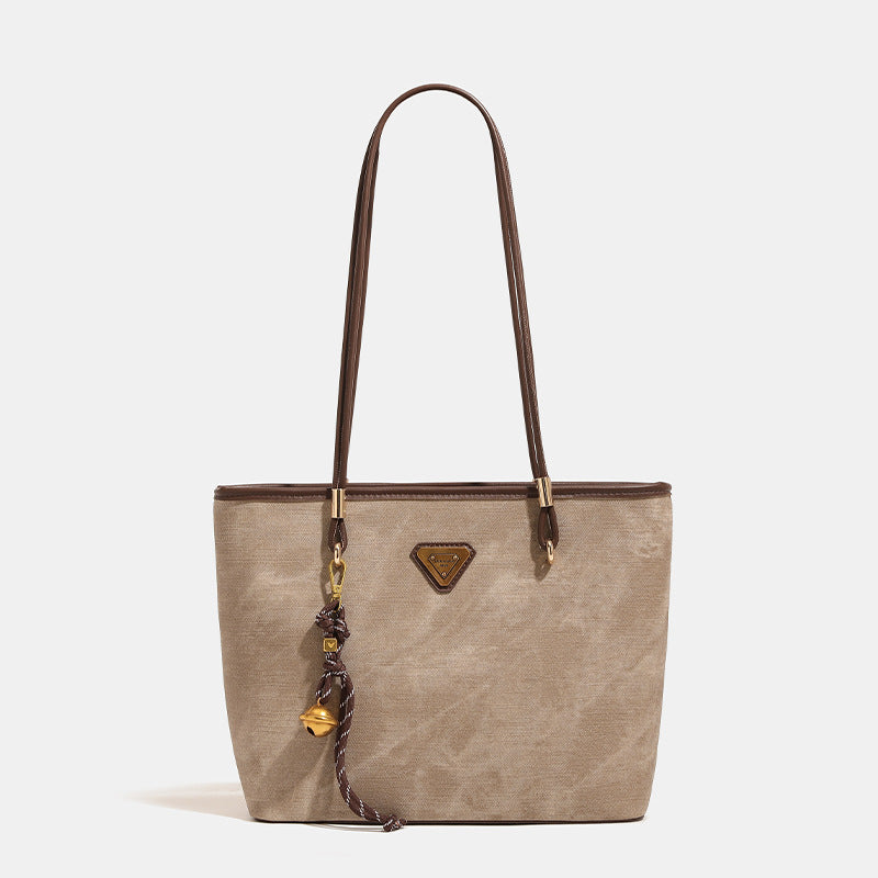 Großer strukturierter Shopper mit offenem Oberteil in Creme mit dunkelbraunen Besätzen in Lederoptik, zwei Schulterriemen und dreieckigem Logo-Badge