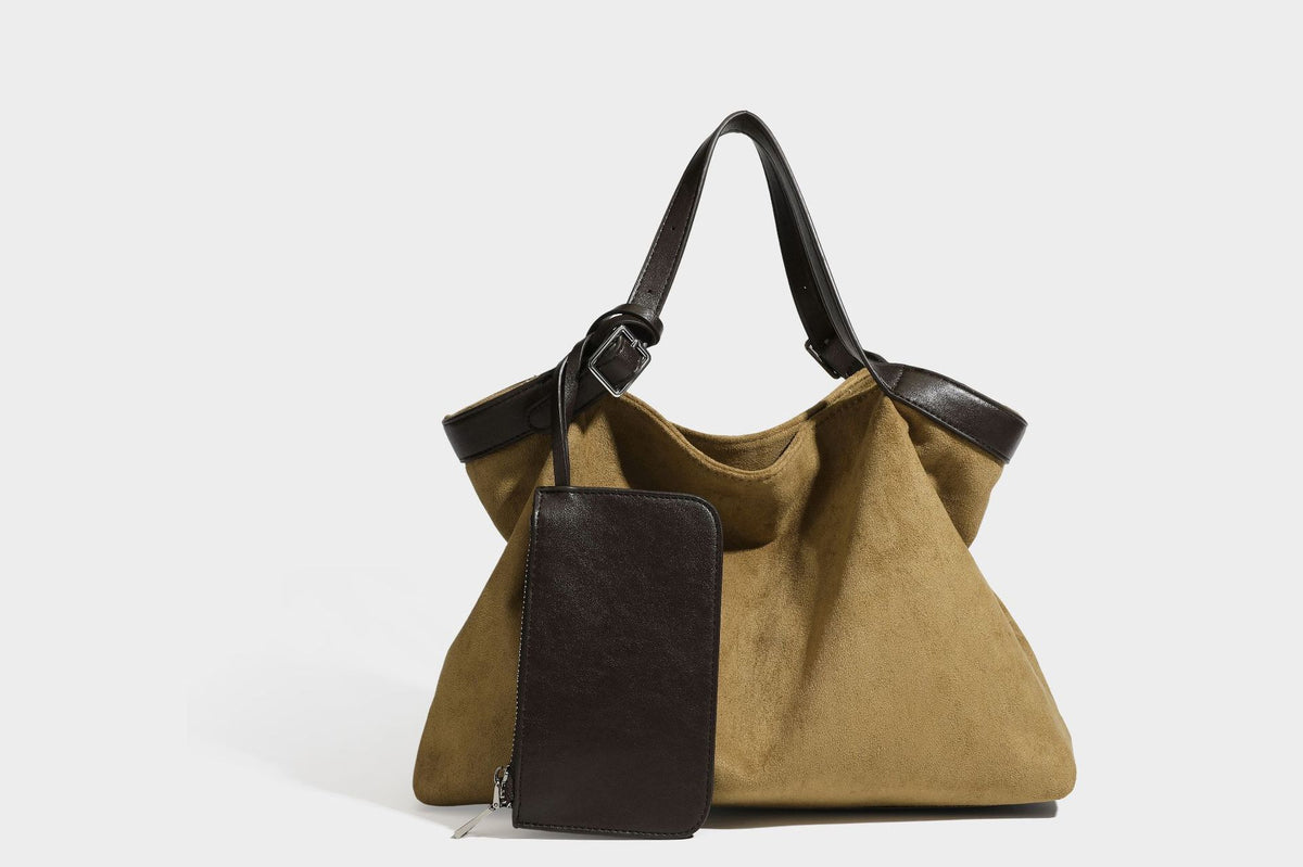 Große, weich fallende Tote aus Wildlederoptik in warmem Braun mit dunklen glatten Besätzen, zwei Tragegriffen, abnehmbarem Reißverschluss-Etui und, Detail