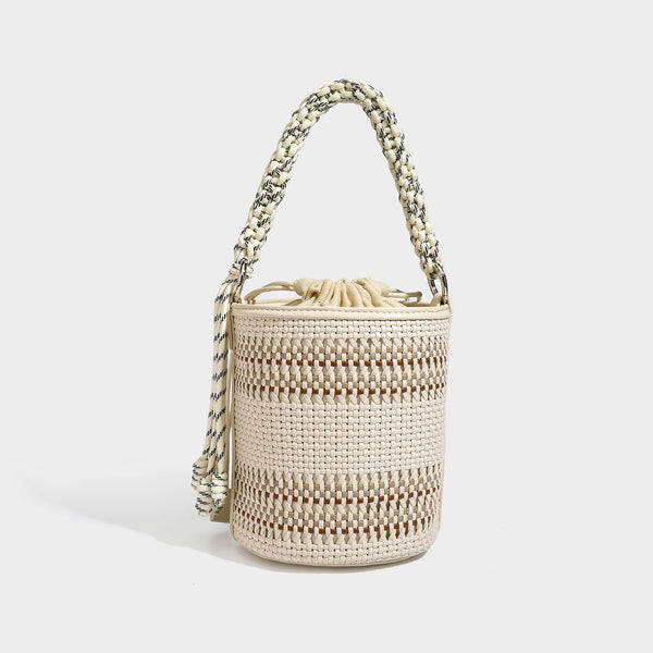 Zylindrische, handgeflochtene Beuteltasche mit geflochtenem Tragegriff, Kordelzugverschluss, Kordelquasten und Metalldetails, Detailansicht