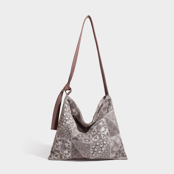 Lässig geschnittene Hobo-Schultertasche aus Canvas mit botanischem Print, langem geknotetem Trageriemen und Reißverschluss oben, Detailansicht 4