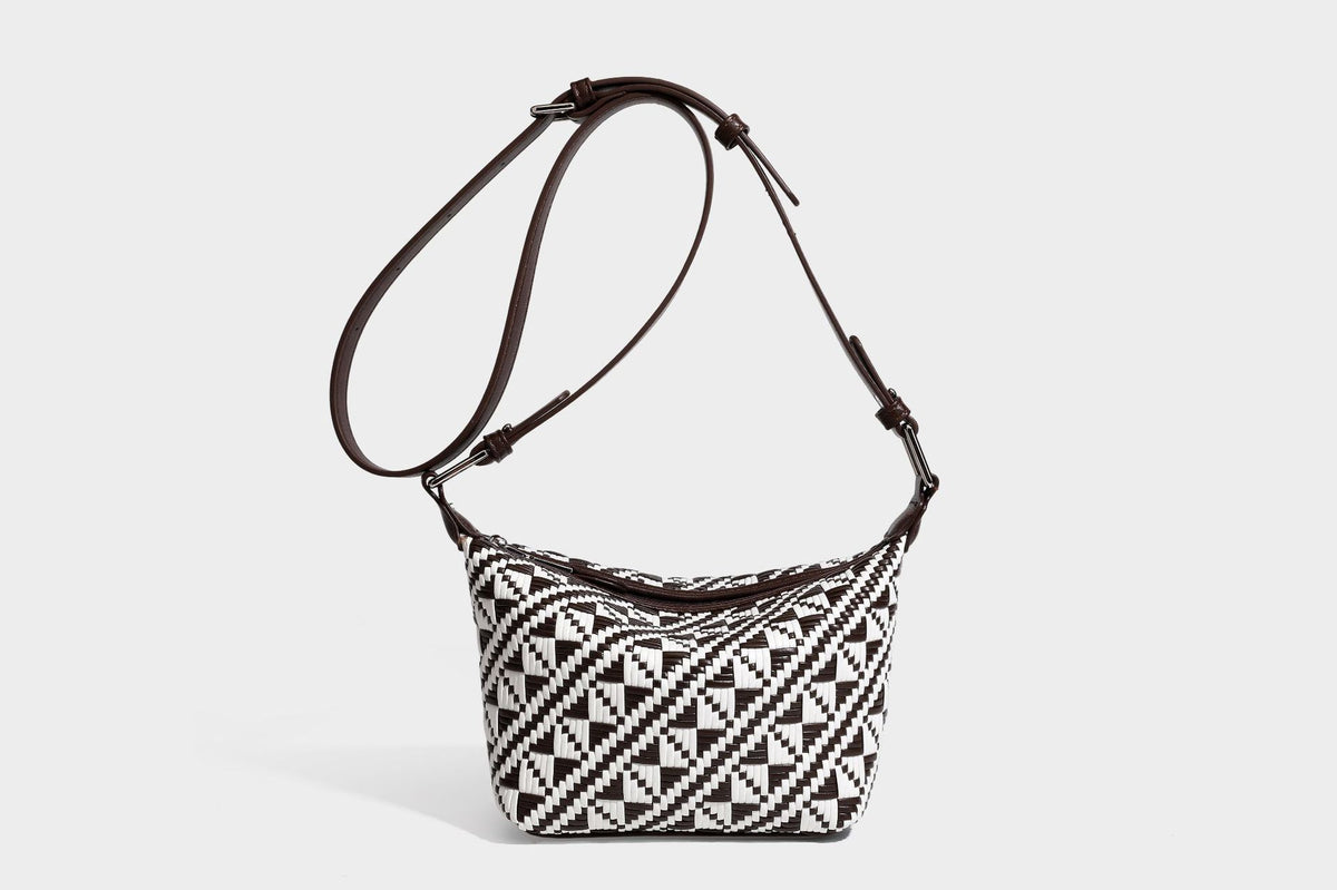 Kleine schwarz-weiße Schultertasche mit gewebtem geometrischem Muster, glatter dunkelbrauner Besatz aus Lederoptik, geknotetem verstellbarem Riemen und seitlichem