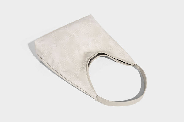 Lässige Hobo-Schultertasche in Elfenbein mit geprägter Lederoptik, einem Schulterriemen und abnehmbarer Reißverschlusstasche mit