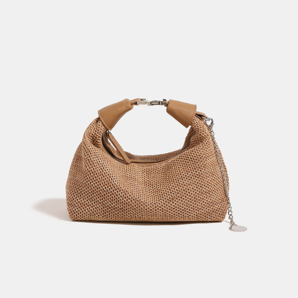 Geflochtene Hobo-Bag aus Stroh mit geknotetem Tragegriff in Lederoptik, silberfarbenen Details und Kettenanhänger in Schwarz und Camel