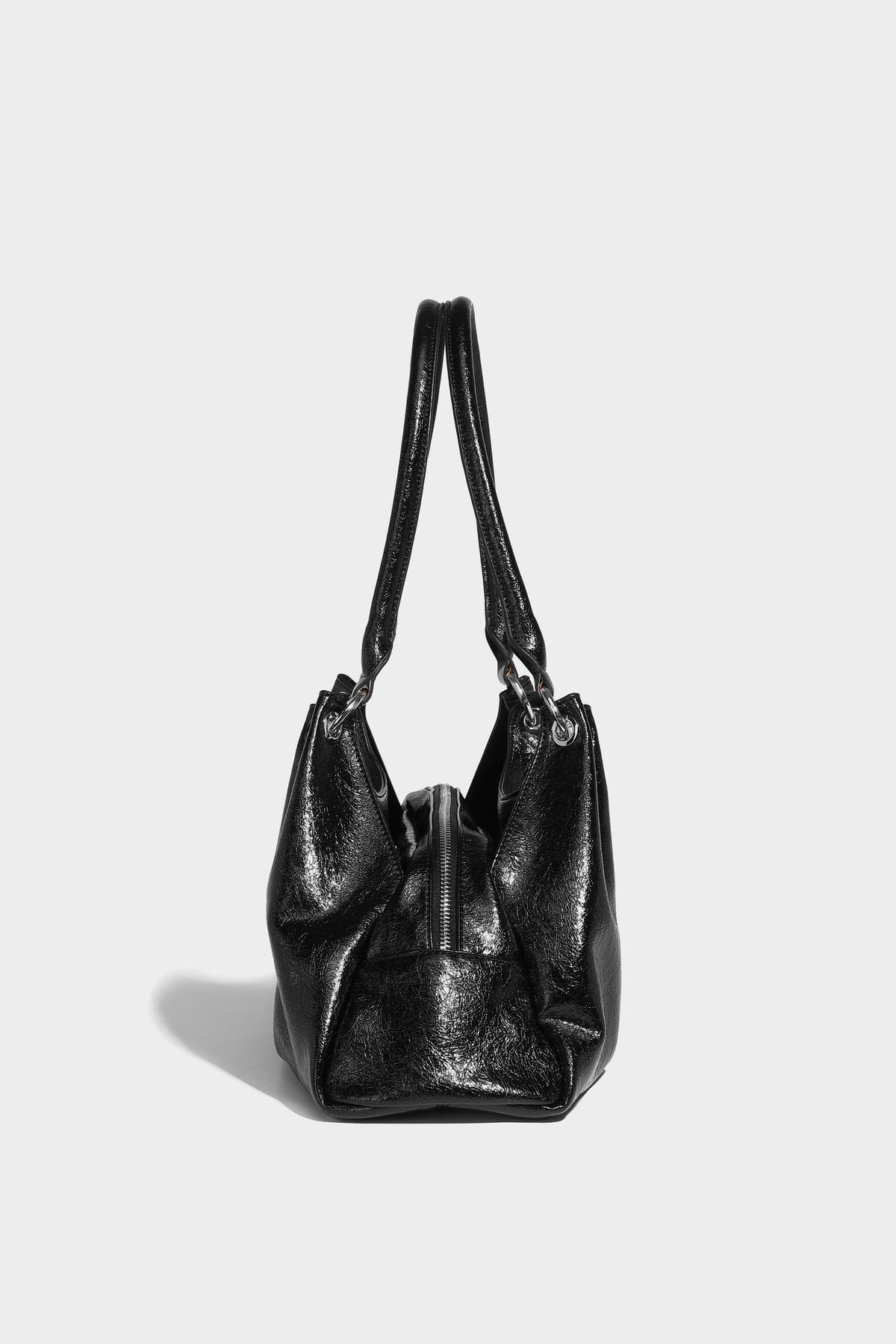 Locker fallende trapezförmige Tote-Schultertasche mit glänzender, geknautschter Lederoptik, zwei Schlaufenhenkeln, Reißverschluss oben und