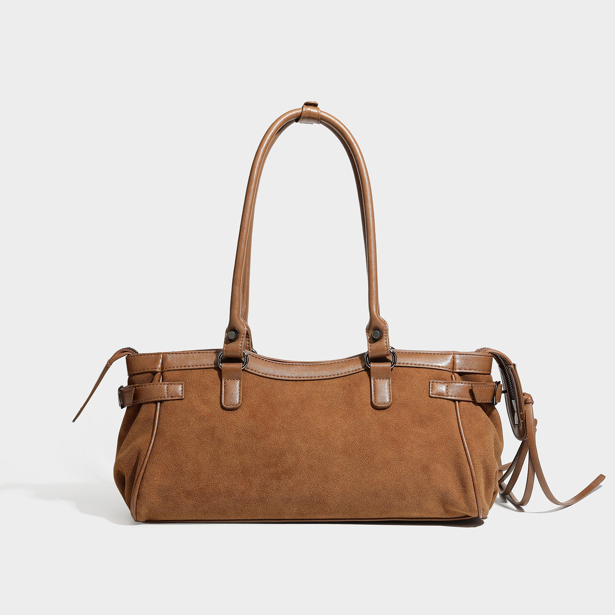 Strukturierte Vintage-Moto-Schultertasche im Tote-Stil mit matten, veloursähnlichen Einsätzen, Besatz in Lederoptik, Nieten in dunkler Silberoptik und Reißverschluss an der Vorderseite