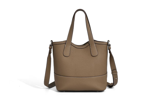 Formstabiler Shopper mit genarbter Oberfläche in Karamellbraun, zwei Henkeln, abnehmbarem Crossbody-Riemen und abnehmbarem Reißverschluss