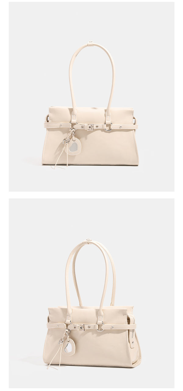 Strukturierte, glänzende Trapez-Schultertasche mit zwei Henkeln, umlaufendem Riemen, silberfarbener Schnalle und hängendem