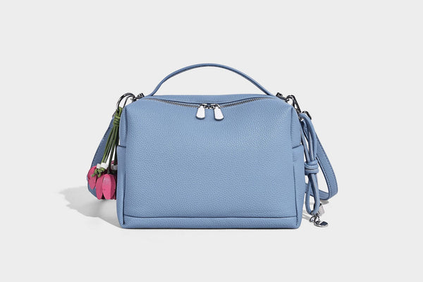 Kleine strukturierte Crossbody-Tasche mit Tragegriff aus genarbtem Material, Reißverschluss, silberfarbenen Beschlägen und optionalem Quastenanhänger