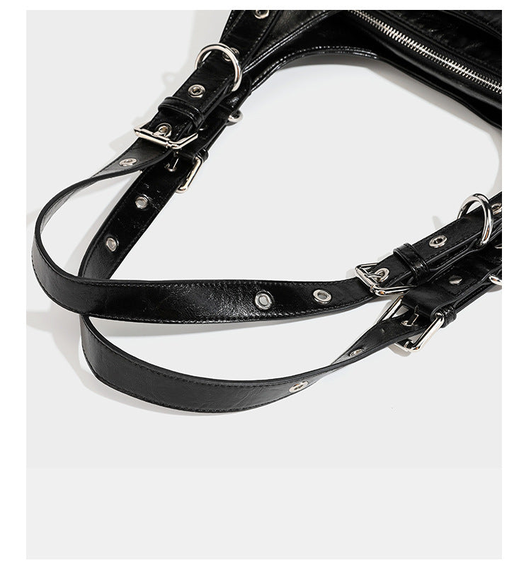 Große glänzende schwarze Hobo-Schultertasche mit silberfarbenem Ösen-Gürtelboden, Schnallenbeschlägen, vorderer Reißverschlusstasche und zwei …; Detailansicht