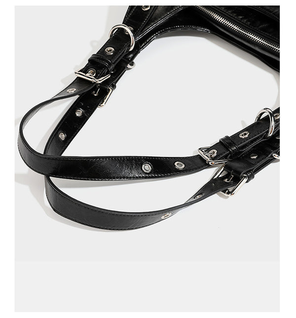 Große glänzende schwarze Hobo-Schultertasche mit silberfarbenem Ösen-Gürtelboden, Schnallenbeschlägen, vorderer Reißverschlusstasche und zwei …; Detailansicht
