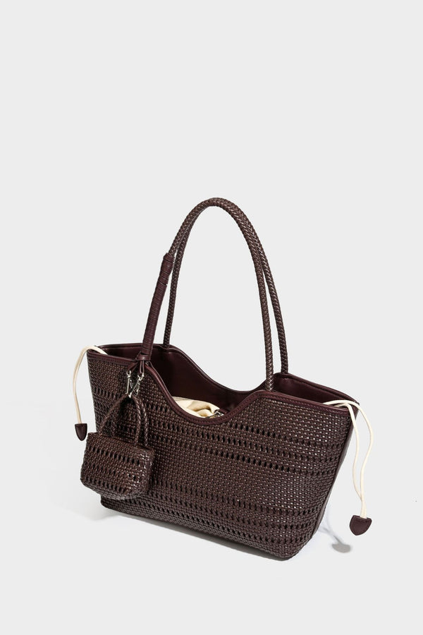 Tote-Bag aus strukturiertem Webmaterial in Dunkelbraun mit geflochtenen Henkeln, seitlichen Kordelzügen und einem befestigten Mini-Beutel aus Webmaterial mit