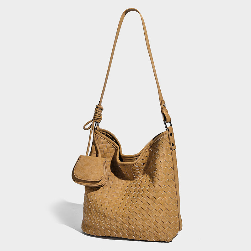 Weich fallende gewebte Hobo-Schultertasche mit Korbgeflecht-Textur, angesetztem Mini-Etui auf der Vorderseite und verstellbarem geknotetem Schulterriemen, Detailansicht
