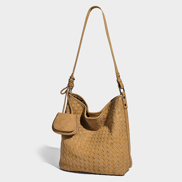 Weich fallende gewebte Hobo-Schultertasche mit Korbgeflecht-Textur, angesetztem Mini-Etui auf der Vorderseite und verstellbarem geknotetem Schulterriemen, Detailansicht