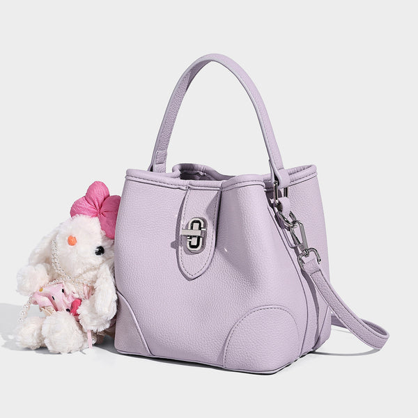 Kleine strukturierte Beuteltasche mit genarbter Oberfläche, Klappe mit Drehverschluss, kurzem Henkel und abnehmbarem Schulterriemen, Detailansicht