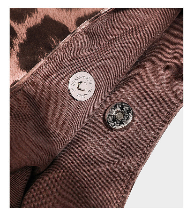 Große, glänzende Hobo-Schultertasche mit Leopardenprint, abnehmbarem Reißverschlusstäschchen und silberfarbenem Seestern-Anhänger, Detailansicht