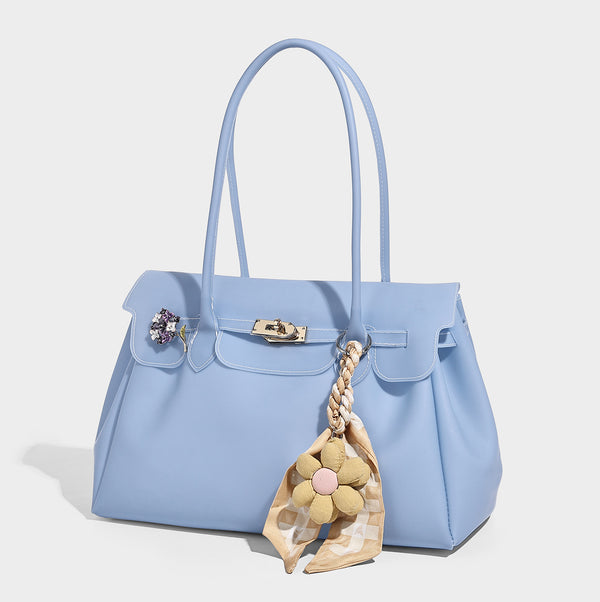 Strukturierte Tote-Bag aus mattem Jelly-Material mit goldfarbenem Klappverschluss mit Drehverschluss, zwei Schulterhenkeln, seitlichen Zwickeln und dekorativer