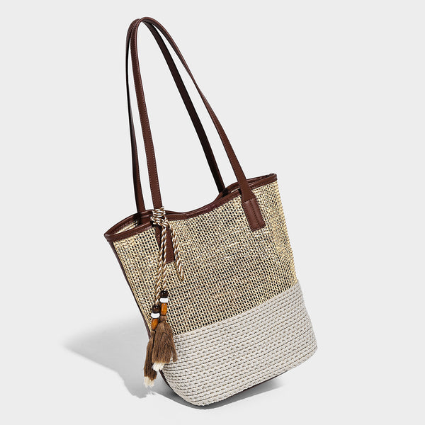 Zweifarbige gewebte Tote-Bag in Hellbraun und Creme mit Schulterriemen in brauner Lederoptik und Quastenanhänger mit Perlen, Detailansicht 2