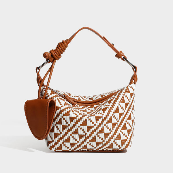 Kleine gewebte Schultertasche mit geometrischem Schwarz-Weiß-Muster, glatten dunkelbraunen Details in Lederoptik, geknotetem verstellbarem Riemen, Seitenansicht