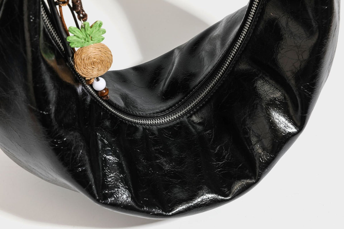 Lässig fallende Hobo-Schultertasche in Halbmondform mit glänzender, geknautschter Lederoptik, schmalem Riemen, silberfarbenen Ringbeschlägen und