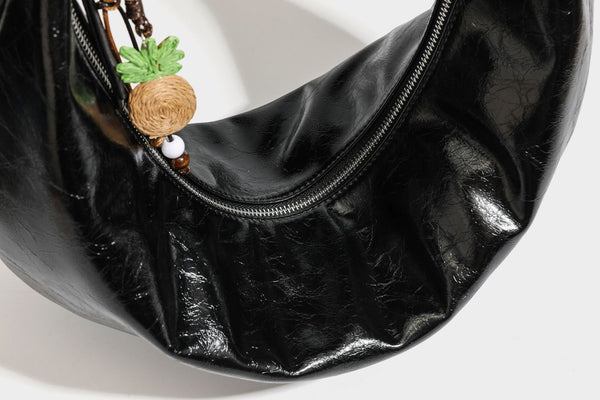 Lässig fallende Hobo-Schultertasche in Halbmondform mit glänzender, geknautschter Lederoptik, schmalem Riemen, silberfarbenen Ringbeschlägen und