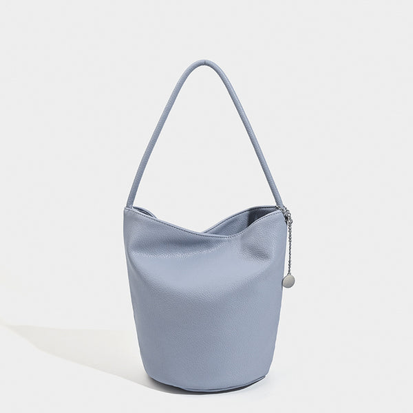 Bucket-Schultertasche aus genarbter Lederoptik mit Ketten- und Scheibenanhänger-Beschlägen sowie einem einzelnen geschwungenen Tragegriff, Detailansicht 8