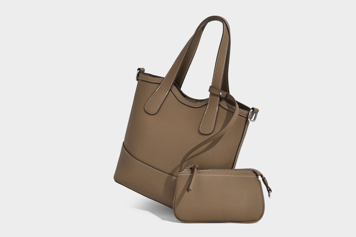 Formstabiler Shopper mit genarbter Oberfläche in Karamellbraun, zwei Henkeln, abnehmbarem Crossbody-Riemen und abnehmbarem Reißverschluss