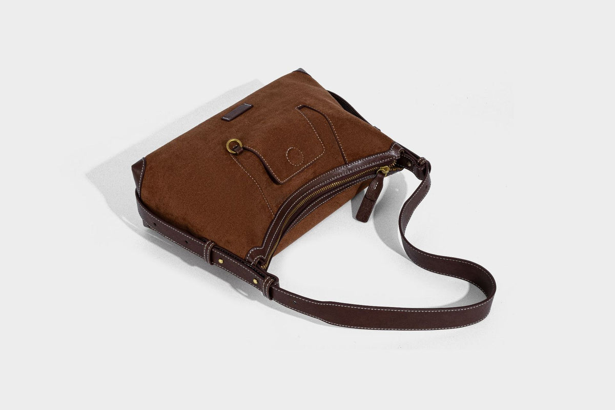 Matte Hobo-Schultertasche in warmem Braun mit dunklem Besatz in Lederoptik, Kontrastnähten, goldfarbenen Metallbeschlägen und