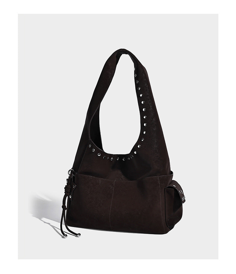 Lässig drapierte Hobo-Schultertasche mit dunkelbrauner matter Oberfläche in Velourslederoptik, Riemen mit silberfarbenen Nieten und seitlichem Kordelzug