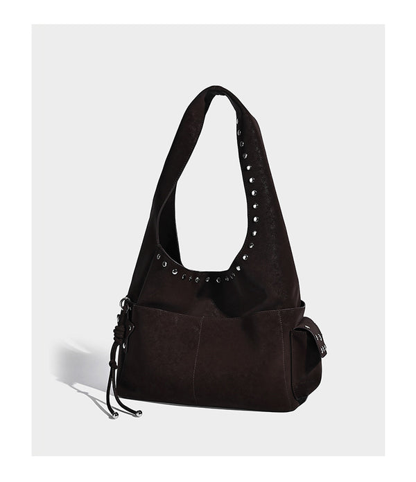 Lässig drapierte Hobo-Schultertasche mit dunkelbrauner matter Oberfläche in Velourslederoptik, Riemen mit silberfarbenen Nieten und seitlichem Kordelzug