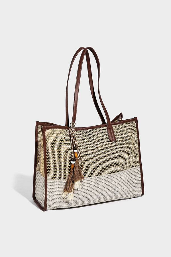 Große Tote-Bag aus grob geflochtenem Stroh in Beige und Creme mit dunkelbraunen Details in Lederoptik, langen Schulterriemen und einem mit Perlen verzierten