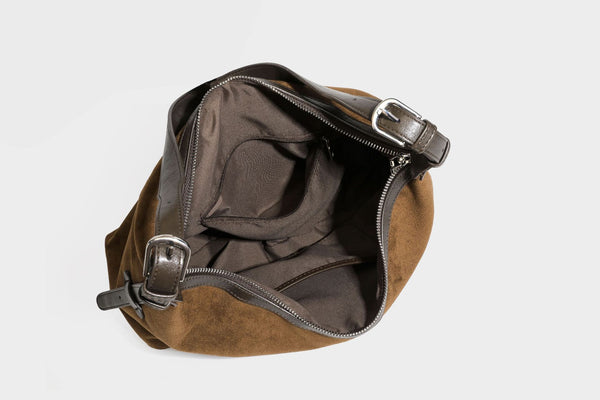 Lässige Hobo-Schultertasche in mattem Braun mit Velourslederoptik, dunklen glatten Besätzen, Reißverschluss oben und langem, verstellbarem