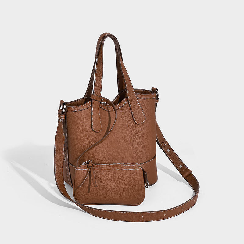 Strukturierte Tote-Bag in Karamellbraun mit genarbtem Finish, zwei Henkeln, abnehmbarem Schulterriemen und herausnehmbarem Reißverschluss