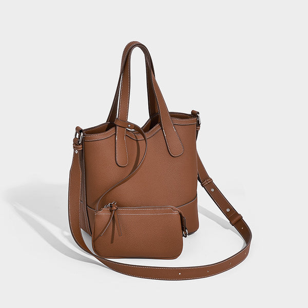 Strukturierte Tote-Bag in Karamellbraun mit genarbtem Finish, zwei Henkeln, abnehmbarem Schulterriemen und herausnehmbarem Reißverschluss