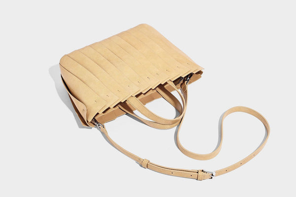 Formstabile Tote-Bag mit plissierten Partien in matter Lederoptik in Hellbraun, zwei Tragegriffen und abnehmbarem, verstellbarem Schulterriemen