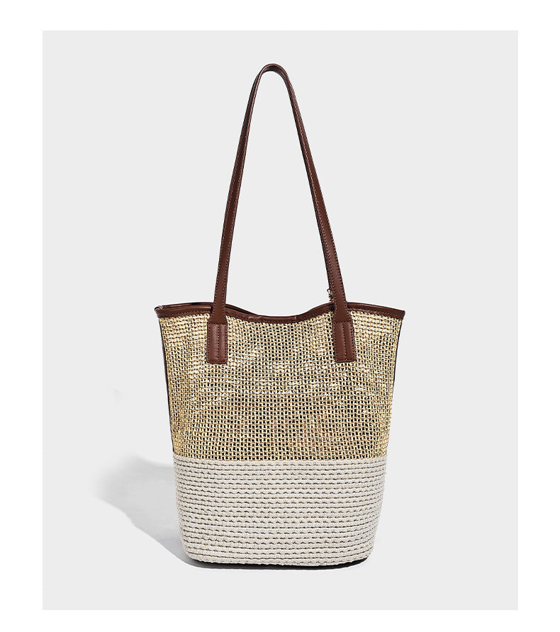 Zweifarbige gewebte Tote-Bag in Beige und Creme mit braunen Schulterriemen in Lederoptik und Quastenanhänger mit Perlen, Detailansicht 11