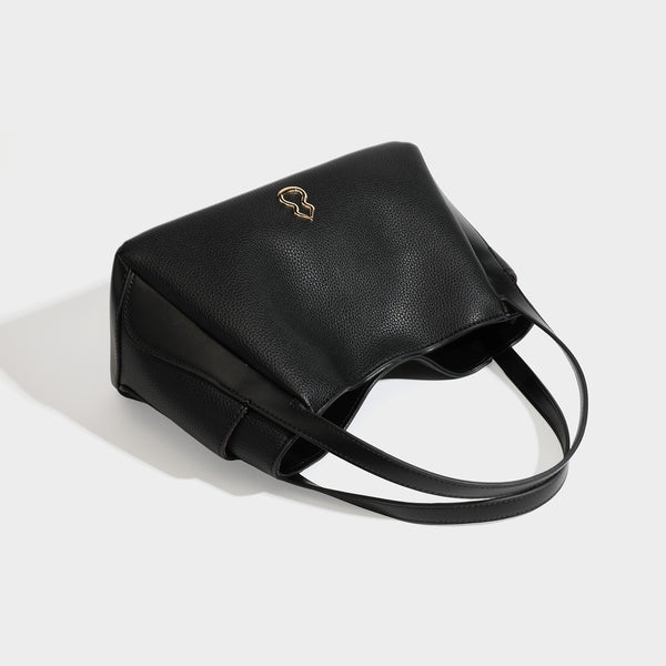 Schwarze Tote-Bag in genarbter Lederoptik mit kürbisförmigen Beschlägen in Goldoptik, zwei Tragegriffen und abnehmbarem Crossbody-Schulterriemen, Detailansicht