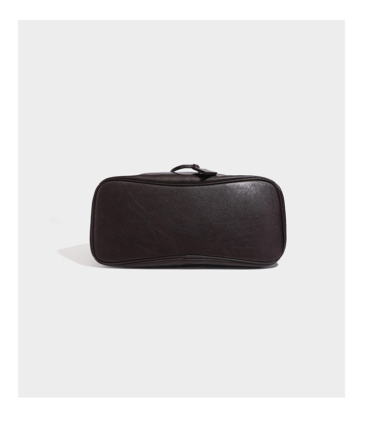 Lässig fallende Beuteltasche mit Kordelzug in dunkler Espresso-Lederoptik, verstellbarem Riemen und Ringbeschlägen aus Metall