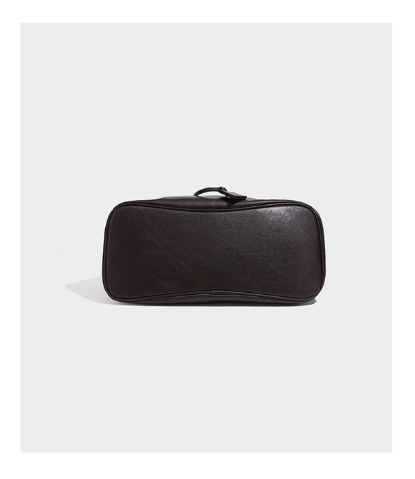 Lässig fallende Beuteltasche mit Kordelzug in dunkler Espresso-Lederoptik, verstellbarem Riemen und Ringbeschlägen aus Metall